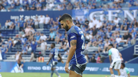 Alexander González, jugador de Emelec, mira al piso el pasado sábado 18 de mayo del 2024, en un encuentro ante Macará, jugado en el estadio Capwell.