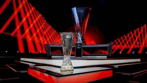 El trofeo de la Europa League, durante el sorteo de la fase de la liga, el 30 de agosto de 2024.