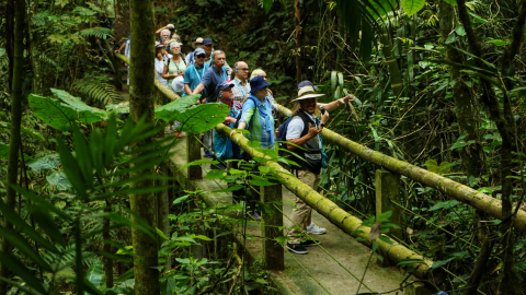 Turistas extranjeros realizan un paseo en Manta, enero de 2024. Imagen referencial.