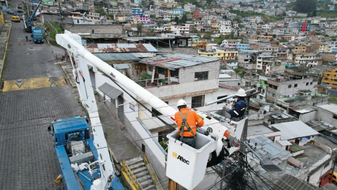 Remodelación de redes eléctricas en las calles Muisne y Yangana, en Quito, el 15 de junio de 2024.