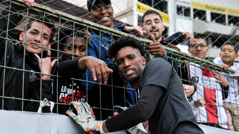 Alexander Domínguez, junto a hinchas de Liga de Quito, en el estadio Rodrigo Paz Delgado, el 2 de octubre de 2024.