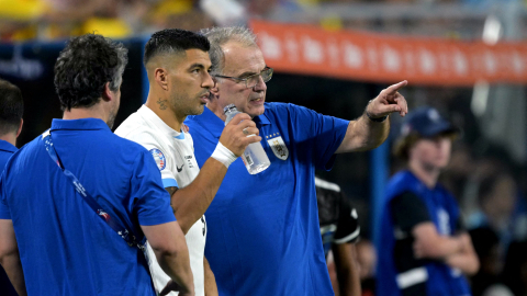 Luis Suárez y Marcelo Bielsa, durante el partido de Uruguay ante Colombia por la Copa América, el 10 de julio de 2024.