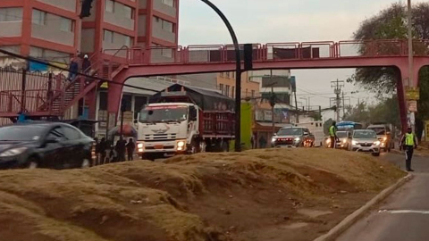 Quito registra menos semáforos apagados por los cortes de luz, pero persiste el tráfico en las calles