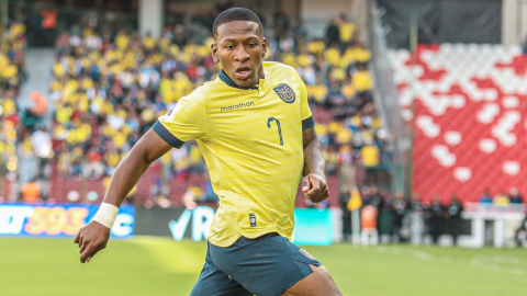 Pervis Estupiñán, durante un partido con la selección de Ecuador por Eliminatorias sudamericanas.