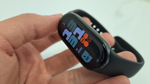 Una Xiaomi Smart Band 9 con una pantalla personalizada en la que se ve la hora, las calorías quemadas, la frecuencia cardíaca y los pasos