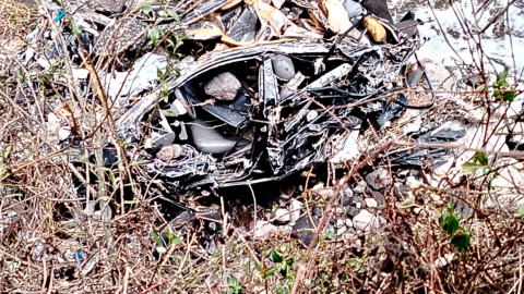 Carro aplastado hallado en una quebrada del sur de Quito.