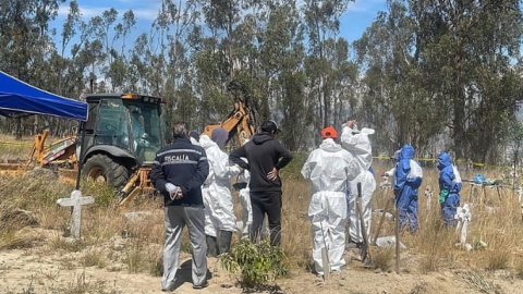 La Fiscalía culminó la exhumación de 95 cadáveres en Ambato, este 4 de octubre de 2024.