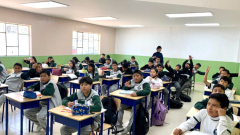 Un grupo de niños recibe clases en una institución educativa de Ecuador, el 26 de septiembre de 2024.