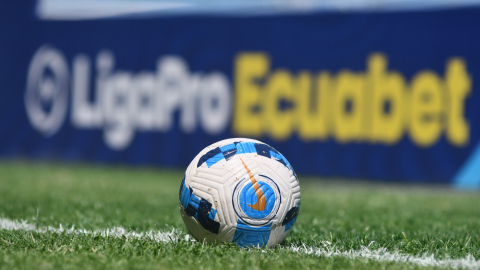 Un balón de fútbol, durante un partido de Liga de Quito ante Delfín, el 29 de septiembre de 2024.