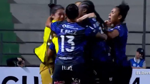 Las jugadoras de Dragonas IDV festejan en el partido ante Ferroviária por la Copa Libertadores Femenina, el 4 de octubre de 2024.