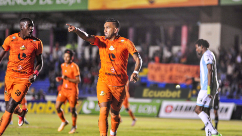 Diego Ávila, de Libertad, festeja un gol ante Cumbayá en el estadio Reina del Cisne de Loja, el viernes 4 de octubre de 2024.