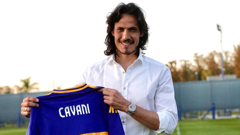 Edinson Cavani con una camiseta de Boca Juniors con el número 2026, año hasta el que renovó su contrato con el club.