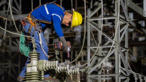 Trabajadores de CNEL en Guayaquil, en 2024.