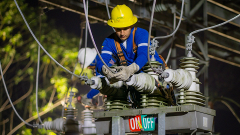 Trabajadores de CNEL en Guayaquil, en 2024.