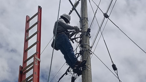 Trabajadores de la empresa eléctrica Centrosur en 2024.