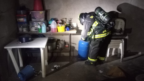 Un bombero examina el cuarto donde se produjo una deflagración, el 5 de octubre de 2024, en Quito.