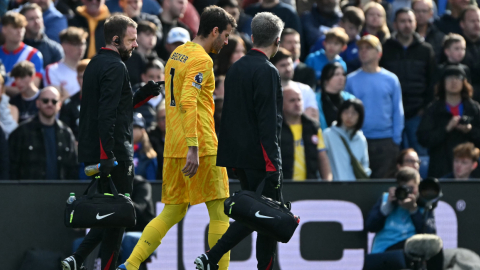 El portero brasileño, Alisson Becker, abandona el campo de juego tras sufrir una lesión durante el partido de la Premier League entre Crystal Palace y Liverpool, el sábado 5 de octubre de 2024.