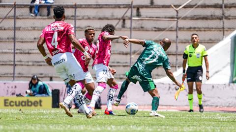 Los jugadores de Mushuc Runa e Independiente del Valle disputan la pelota en el partido por la Fecha 9 de la segunda etapa, el 5 de octubre de 2024.