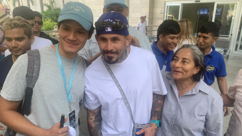 Marlon 'Chito' Vera se toma fotos con sus fanáticos tras llegar a Guayaquil, el sábado 5 de octubre de 2024.