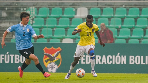 Justin Lerma (d), seleccionado ecuatoriano de la Tri Sub 16, durante el partido jugado ante Uruguay, este sábado 5 de octubre de 2024.