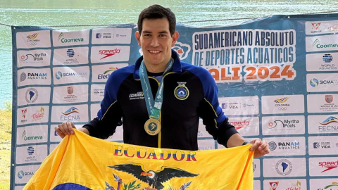 El nadador ecuatoriano, Esteban Enderica, posa con la bandera de Ecuador luego de ganar los 5 kilómetros en el Sudamericano de Aguas Abiertas, el domingo 6 de octubre de 2024.