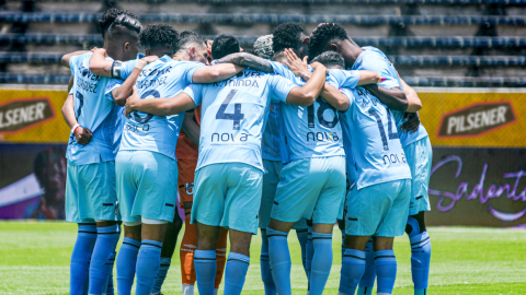 Los jugadores de Universidad Católica se abrazan en el partido ante Imbabura, por la Fecha 9 de la segunda etapa de la LigaPro, el 6 de octubre de 2024, en el estadio Atahualpa.