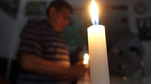 Imagen referencial de una vela en Cuenca, en medio de los cortes de luz masivos, el 27 de septiembre de 2024.