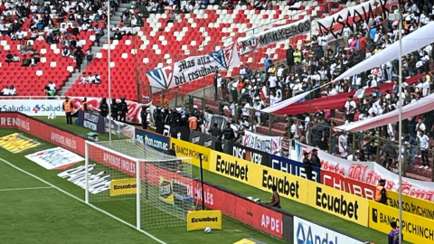 La Policía se ubica en la general sur baja del estadio Rodrigo Paz Delgado luego de las detonaciones durante el partido entre Liga de Quito y Orense, el domingo 6 de octubre de 2024.