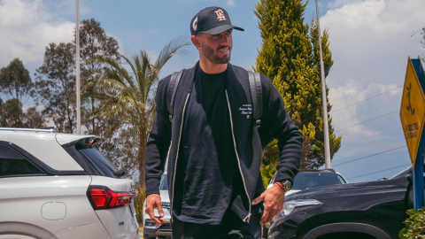 El delantero Leonardo Campana llegando, este domingo 6 de octubre de 2024, a la Casa de la Selección, en Quito.