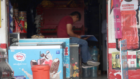 Una tienda sin luz en Quito, el 23 de septiembre de 2024.