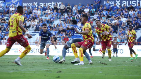 Jugadores de Emelec y Aucas durante el partido de la Fecha 9 de la LigaPro el domingo 6 de octubre de 2024, en el estadio Capwell,