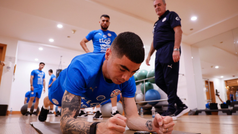 Miguel Almirón, seleccionado paraguayo, realiza trabajos de gimnasio, bajo la supervisión del técnico Gustavo Alfaro.