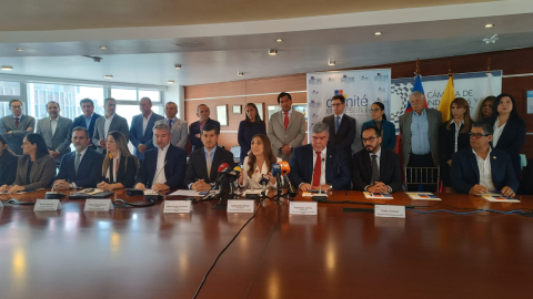 María Paz Jerrvis, presidenta del Comité Empresarial Ecuatoriano (CEE), (centro), en rueda de prensa, cuestiona cortes de luz masivos para industrias.