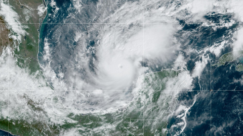 Fotografía publicada por el Centro Nacional de Huracanes (NHC, en inglés) el 7 de octubre de 2024 en el que se ve al huracán Milton en categoría 5, mientras atraviesa el Golfo de México.