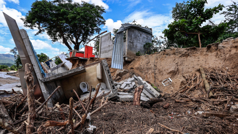 Fotografía de los escombros de una casa destruida por la creciente del río de San Agustín tras el paso del huracán John, este viernes en Acapulco (México), el 4 de octubre de 2024.