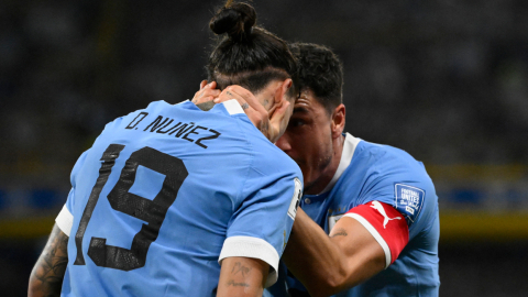 El delantero uruguayo Darwin Núñez celebra con José María Giménez después de anotar durante el partido de Eliminatorias entre Argentina y Uruguay, en el estadio La Bombonera, el 16 de noviembre de 2023.