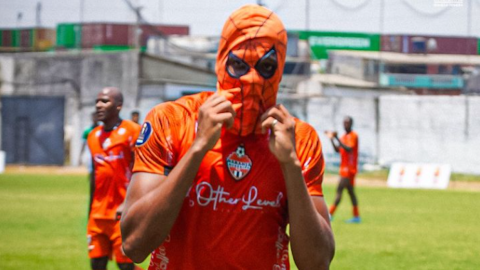 Andy Tenorio, hijo de Otilino, celebra un gol de Naranja Mekánica con la máscara de 'Spiderman', el 5 de octubre de 2024.