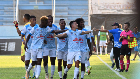 Jugadores del Manta FC, durante un partido de la Serie B, el 3 de octubre de 2024.