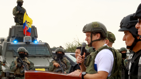 El presidente Daniel Noboa, junto a miembros de la Policía y las Fuerzas Armadas, en Durán, el 17 de julio de 2024.