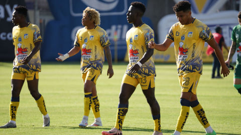 Los jugadores del Delfín antes del partido ante Macará por la Fecha 9 de la segunda etapa de la LigaPro, el 7 de octubre de 2024, en el estadio Bellavista de Ambato.