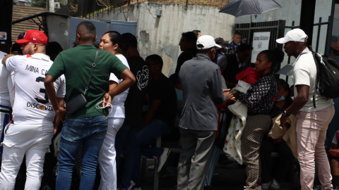 Familiares y amigos de Marco Angulo, afuera del hospital Eugenio Espejo, en Quito, el 7 de octubre de 2024.