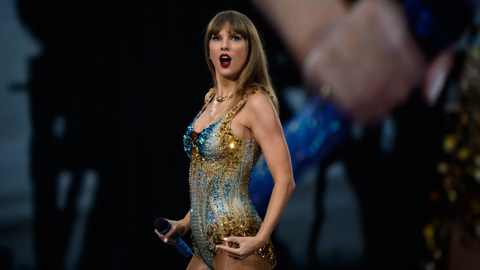 Taylor Swift dando su concierto en Groupama Stadium como parte de The Eras Tour, 2 de junio de 2024.