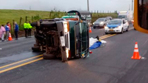 Accidente a día seguido en la Panamericana Sur: Un camión con carga se volcó