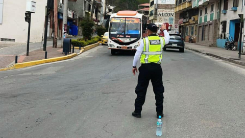 Un agente controlando el tráfico vehicular, 5 de octubre de 2024.