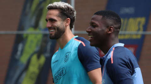 Los convocados de Ecuador, Leonardo Campana y Moisés Caicedo, durante el entrenamiento del martes 8 de octubre, en la Casa de la Selección.