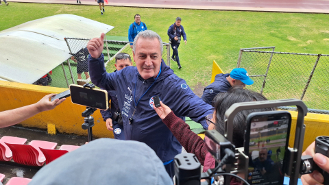 El entrenador Gustavo Alfaro saluda con los periodistas ecuatorianos, antes del entrenamiento de Paraguay en el estadio Olímpico Atahualpa, el 8 de octubre de 2024.