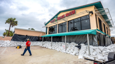 Un restaurante Bonita Beach, Florida, se prepara para la llegada del huracán Milton, 9 de octubre de 2024.