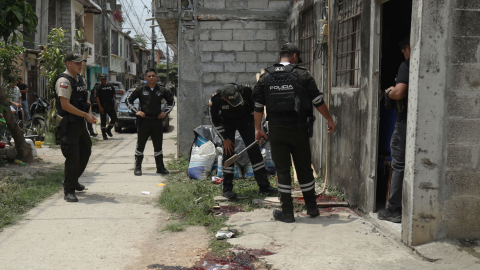 Cinco personas resultaron ejecutadas durante una incursión armada en la segunda la etapa de El Recreo, en el cantón Durán, este martes 8 de octubre de 2024. La Policía retira indicios de bala incrustados en la pared de una casa en cuyo exterior se produjo la masacre.