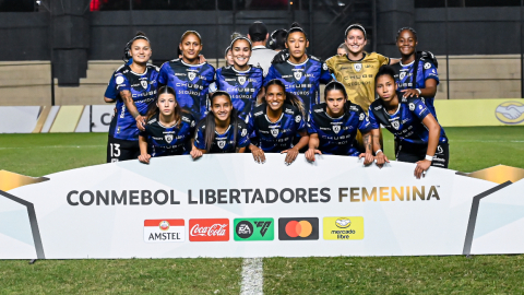 Las jugadoras de Dragonas IDV posan antes del partido ante Santa Fe por la Fecha 2 de la Copa Libertadores femenina, el 7 de octubre de 2024.