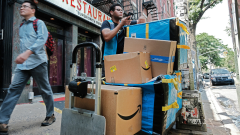 Un trabajador de Amazon mueve cajas en el Amazon Prime Day, 11 de julio de 2023.